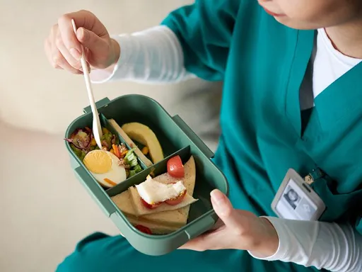 퇴근 후 요리 대신 건강한 도시락으로 저녁을 준비하는 직장인