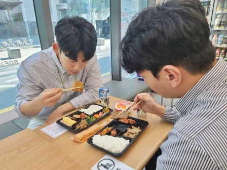 편의점 음식으로 급하게 점심 식사를 해결하는 직장인